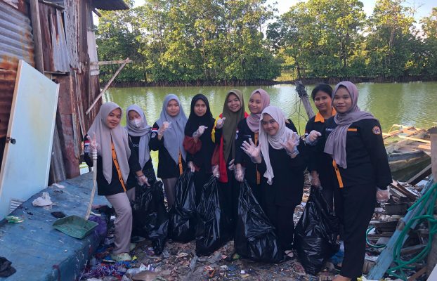 UKM DENSUS STIK Makassar Peringati Hari Kesiapsiagaan Bencana dengan Aksi Bersih-Bersih