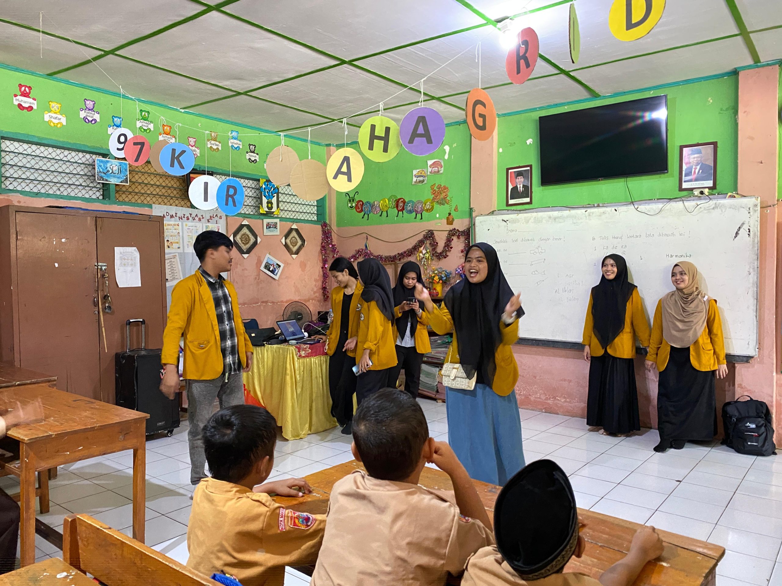 TINGKATKAN KESADARAN KESEHATAN: MAHASISWA STIK MAKASSAR GELAR EDUKASI PHBS UNTUK ANAK SD